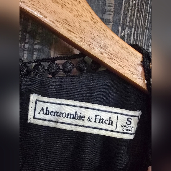 Abercrombie & Fitch Black Lace Cropped Shell Top Small - Picture 3 of 5
